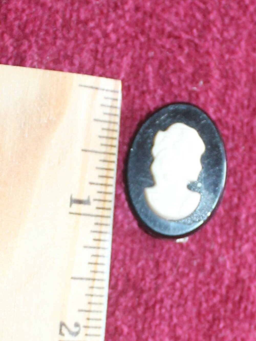 Vintage small black & white cameo pendant - a classic silhouette profile.